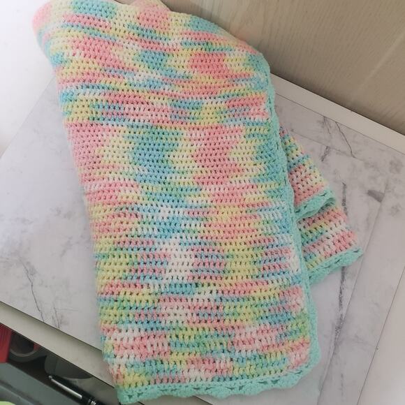 Crochet multi color baby crib blanket size 36×30 scalloped edge hand made - Picture 2 of 5